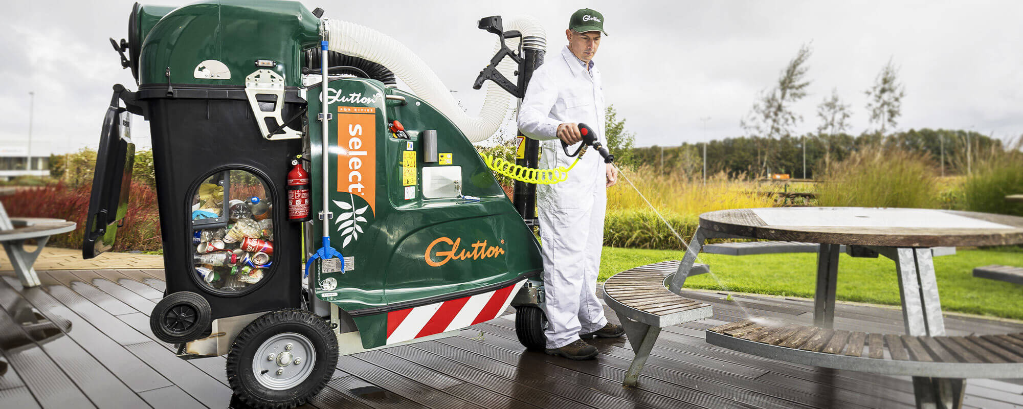Photo du Glutton Select et d'un nettoyeur l'utilisant en extérieur